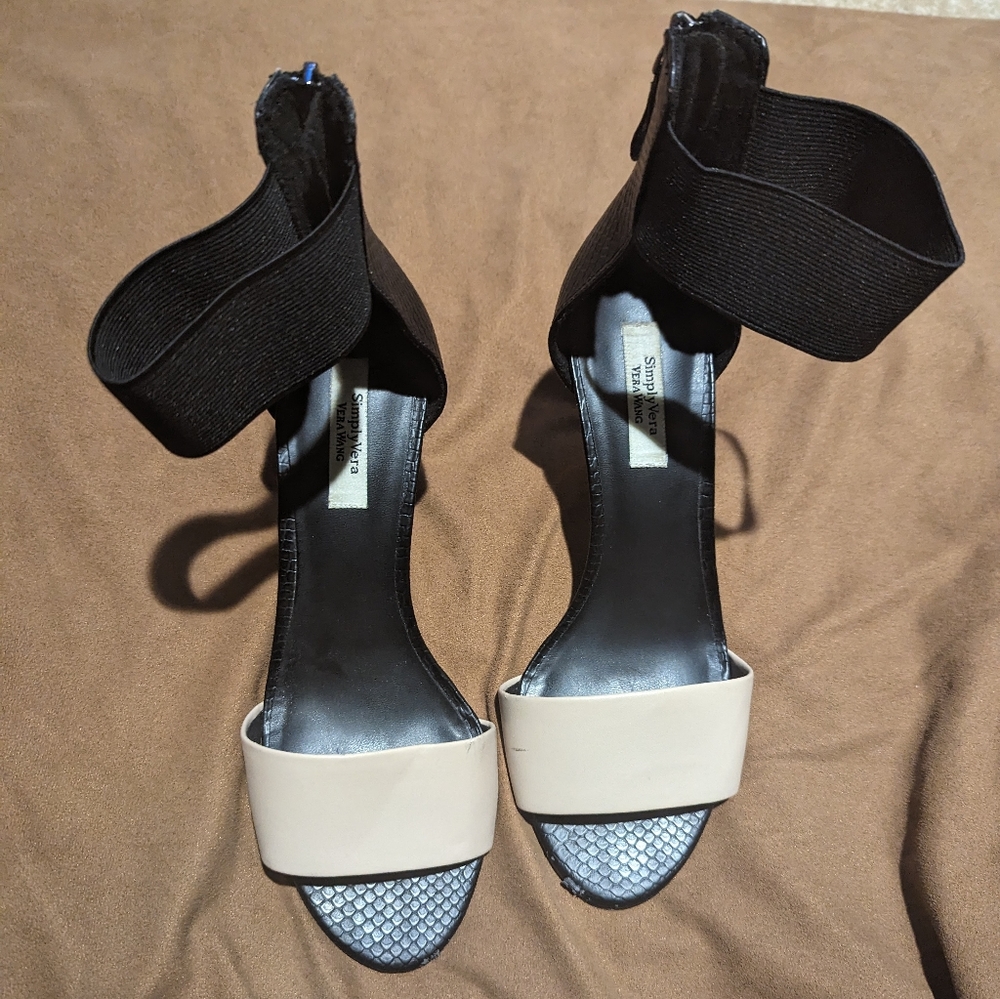 Simply Vera, Vera Wang high heel shoes.. Sz. 7.5M Cream and black in color.